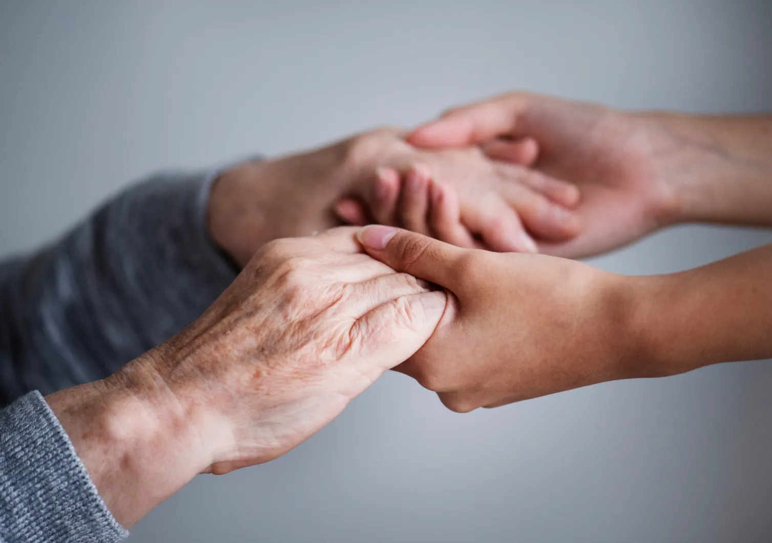 Viaggiare con una persona anziana o non autosufficiente: consigli per i caregiver
