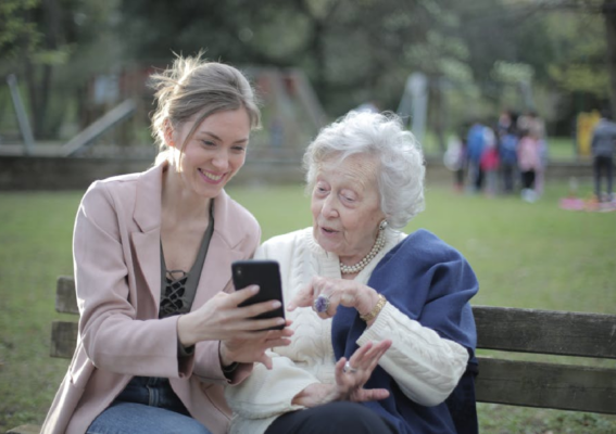 Caregiver: chi è, cosa fa e come può essere supportato